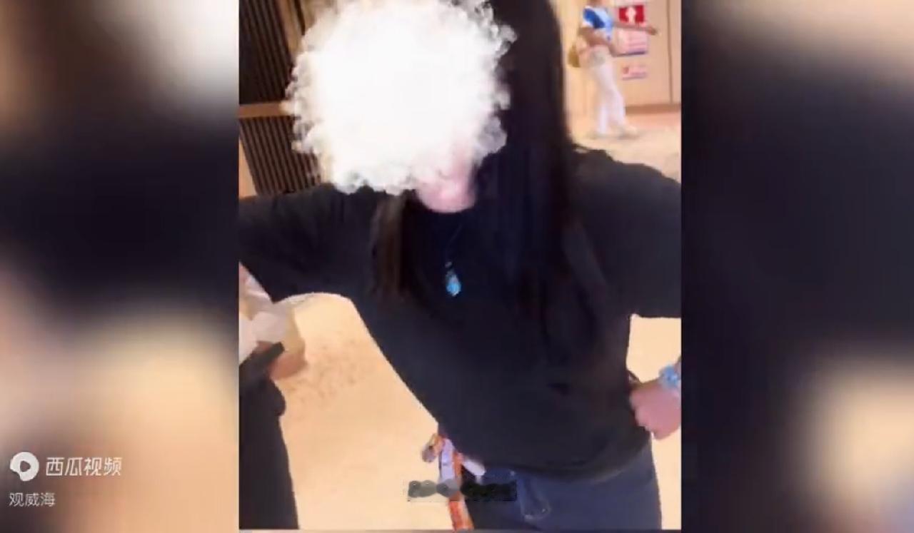 广东深圳，女子去商场闲逛，没想到遭到店员的讥讽，骂她“穷逛”，还叫嚣着：K11