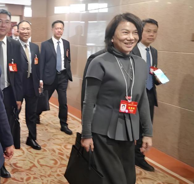 1991年，董明珠去合肥讨42万欠款，经销商却甩出一句：“再发50万的货，卖完一
