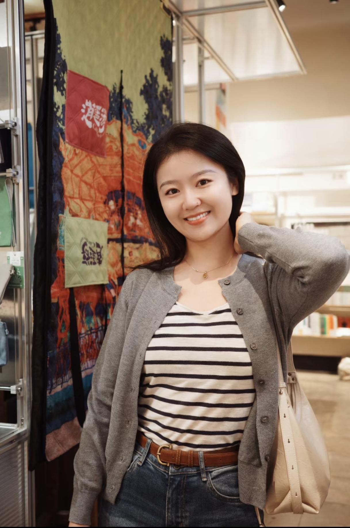 漂亮女孩商场拍照。