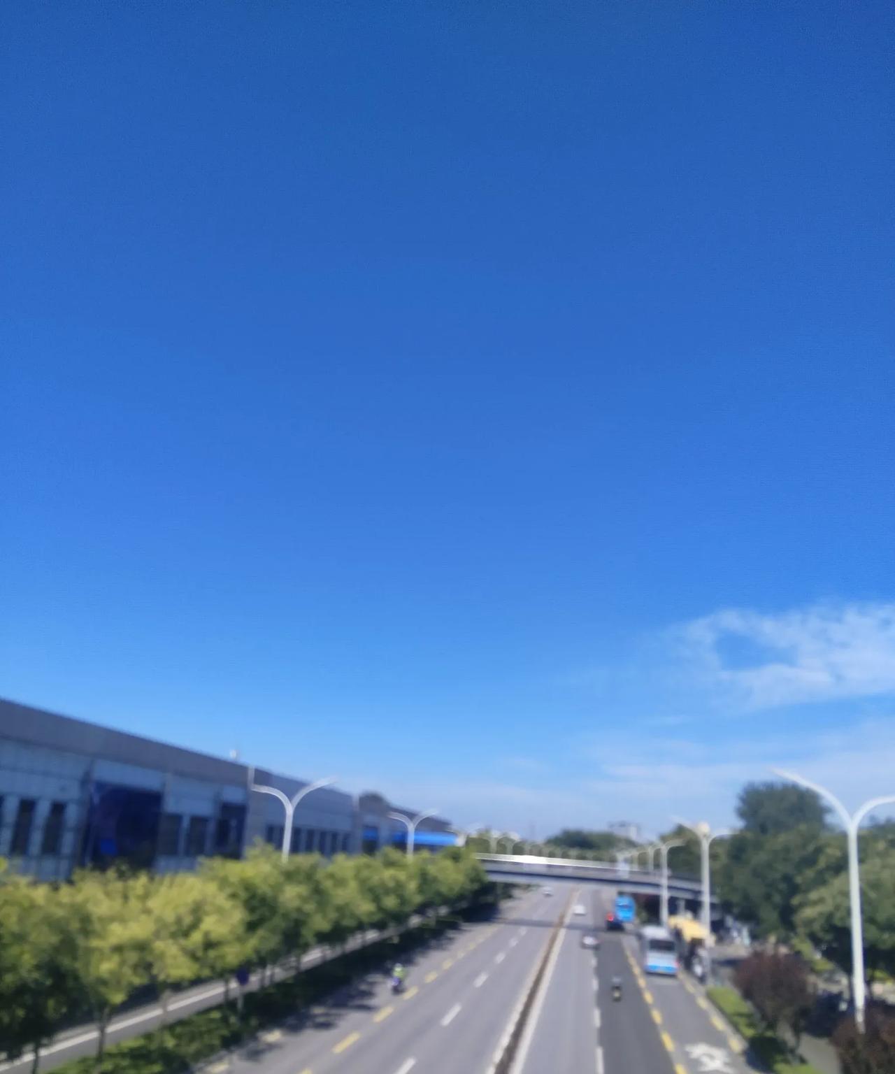 北京今天是三十度。不算太热。昨天下午四点，一出门，那是一个热，蒸桑拿不用花钱，看