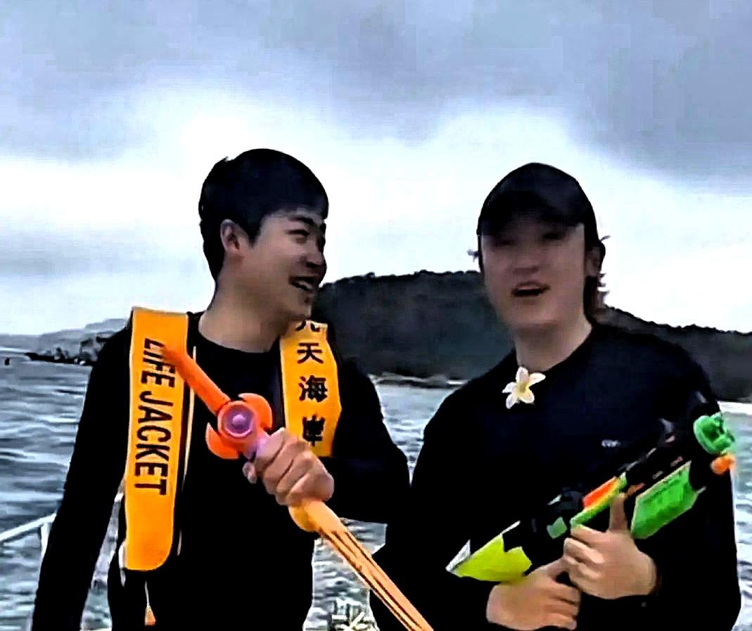 前阵子不少人还纳闷，退役削球手王晨策放着解说、教练这些体面路子不走，怎么总跟着王