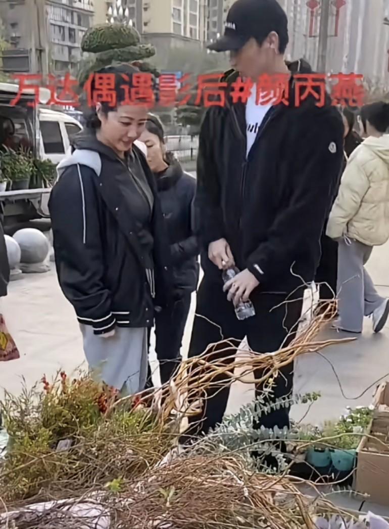 52岁颜丙燕公开恋情，男友小20岁，透露曾有导购误认成是她儿子！好的恋爱会让人娇