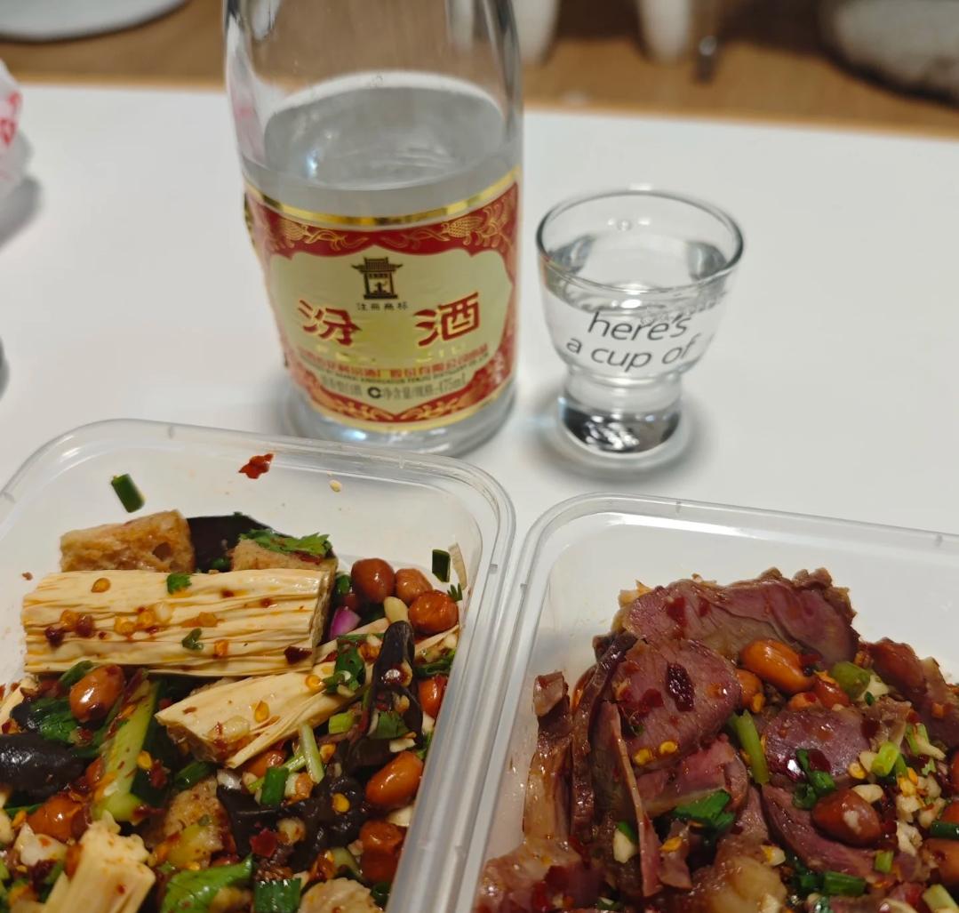 50多岁的老公天天一个人喝酒，以前我总觉得他孤僻又可怜，直到那天问他闷不闷，他夹