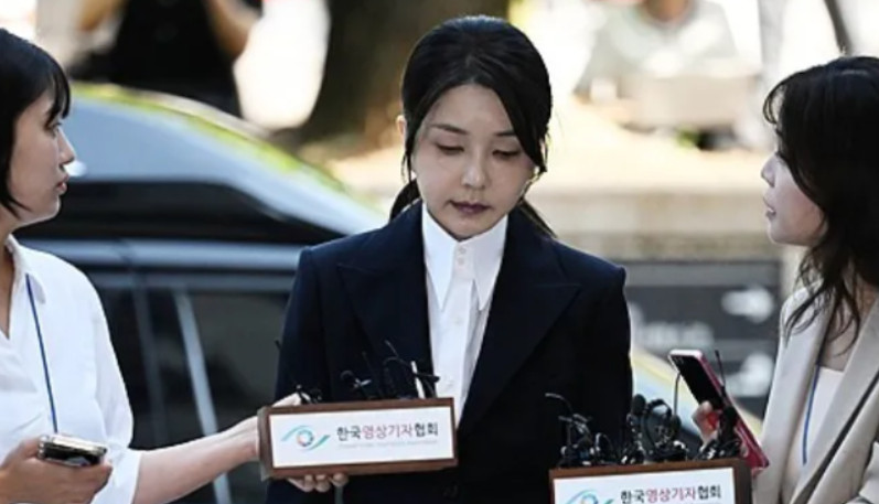 韩国媒体称，被捕后的金建希极其狼狈，身穿和普通犯人同样的囚服拍大头照。这个确实不