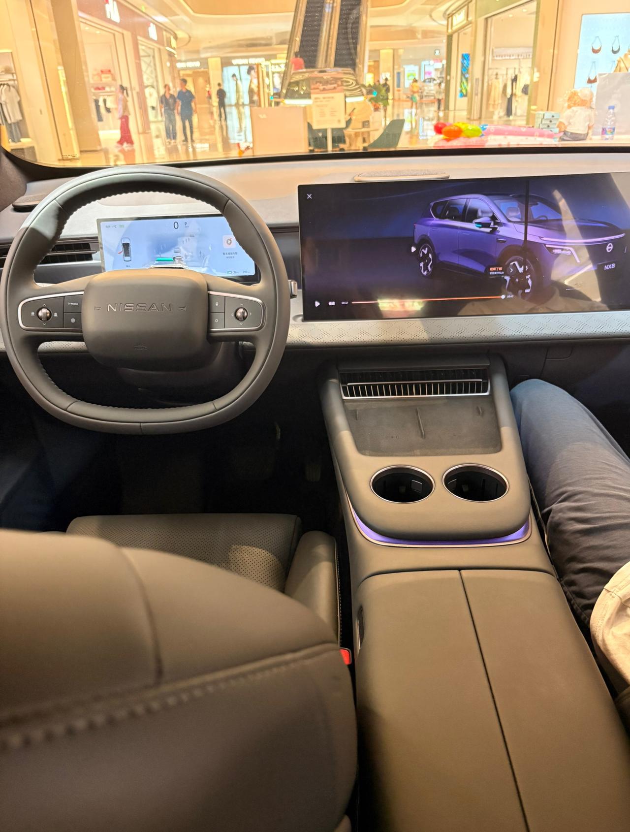 昨天在商场看了一下日产NX8，最大的一个感受就是空间大，座椅舒服。后排中间