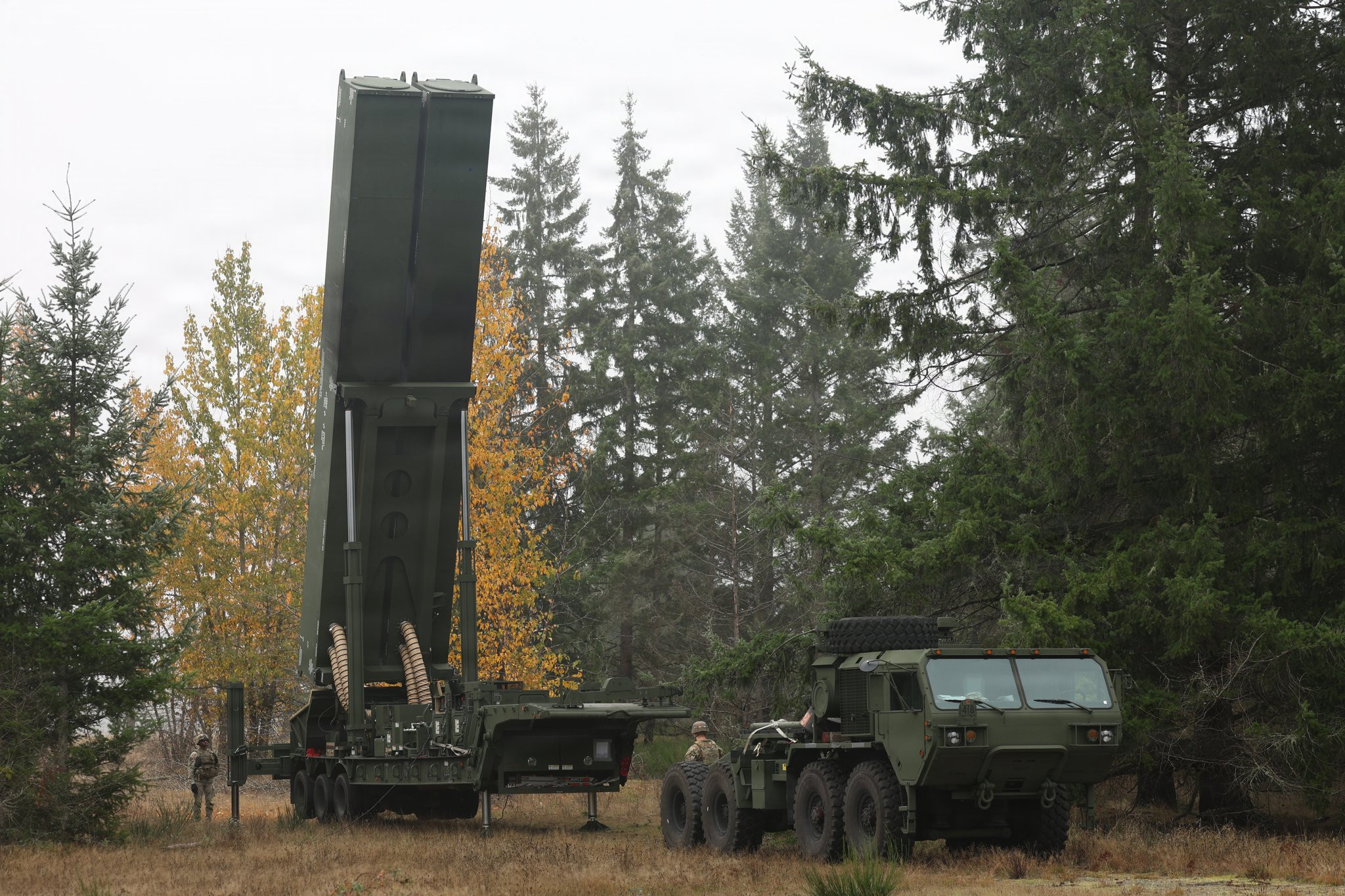 美军暗鹰高超导弹分队在林间训练，不知为何，这组照片发布后，美军官网又删了。暗鹰导