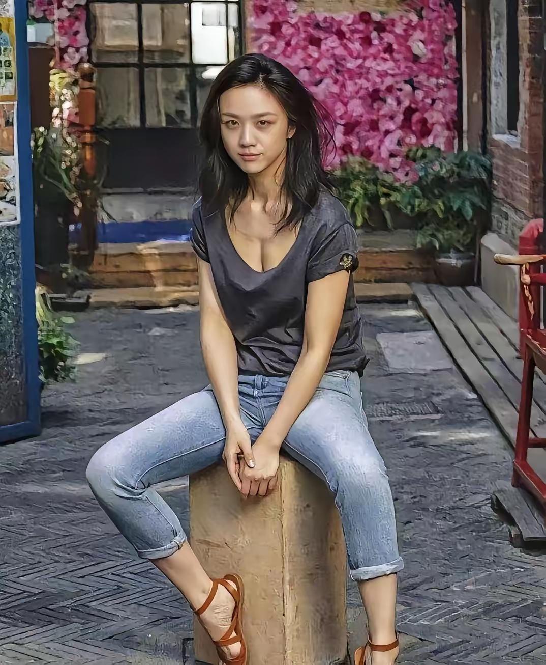 你们认识她吗？她年轻的时候很漂亮，很成熟，很有魅力，如今人家已经皮肤很黑，梳着
