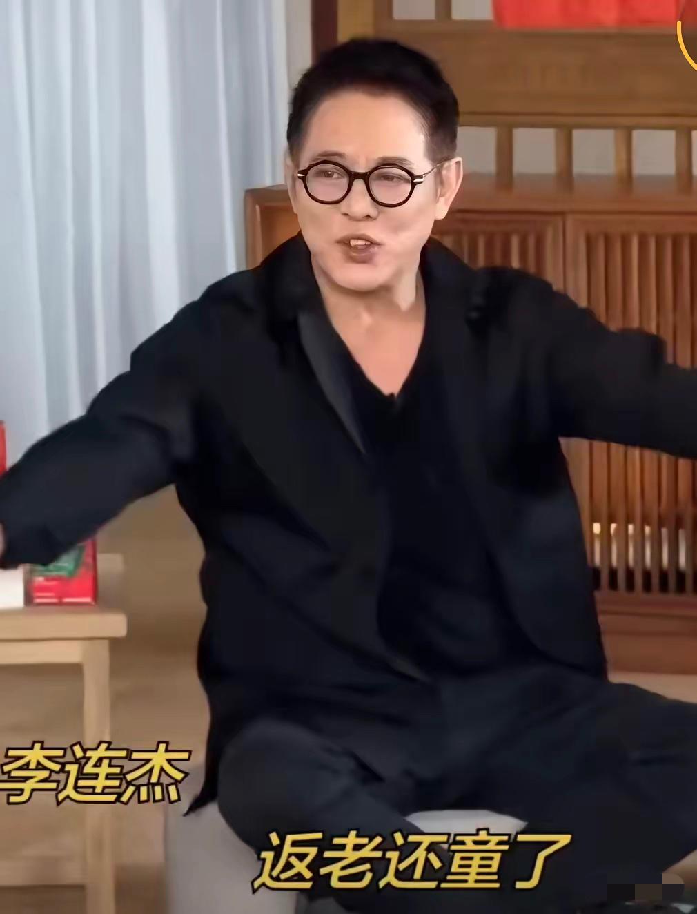 突然懂了，全网为啥盯着李连杰不放——根本不是他身体好转让人关注，而是这画风突变