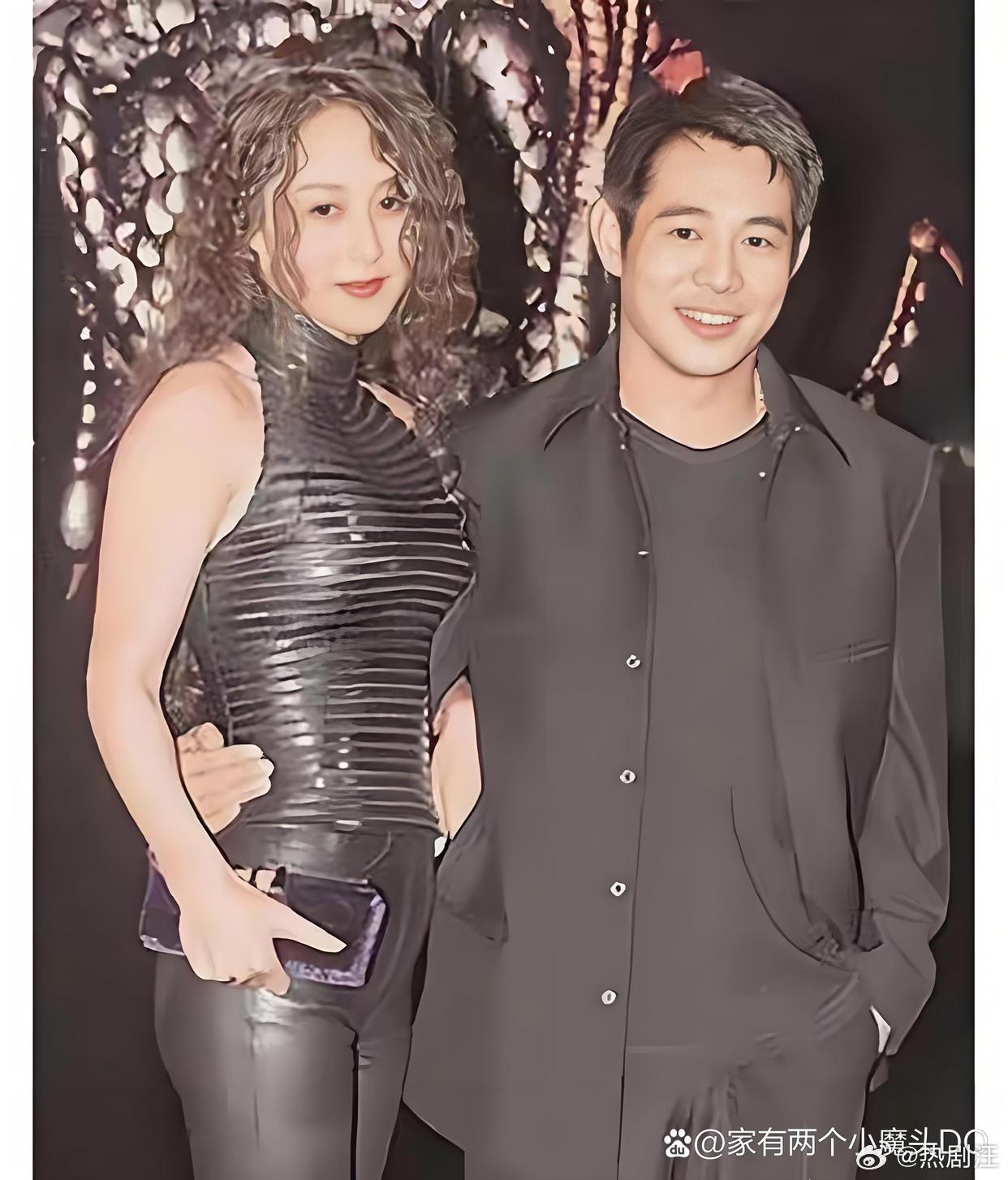 这是李连杰与妻子利智出席活动时的一张照片，拍摄于2001年。