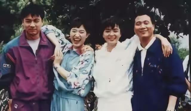 港剧说实话还是陈玉莲好看，陈法蓉强在气质上，林俊贤演的是反派，万梓良是主角，