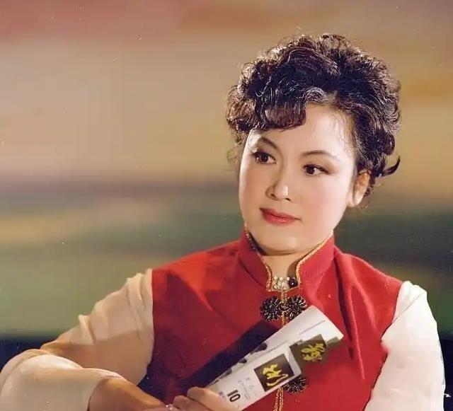 2000年，著名歌唱家李谷一与东方歌舞团原团长田玉斌之间的一场风波，引发了社会关