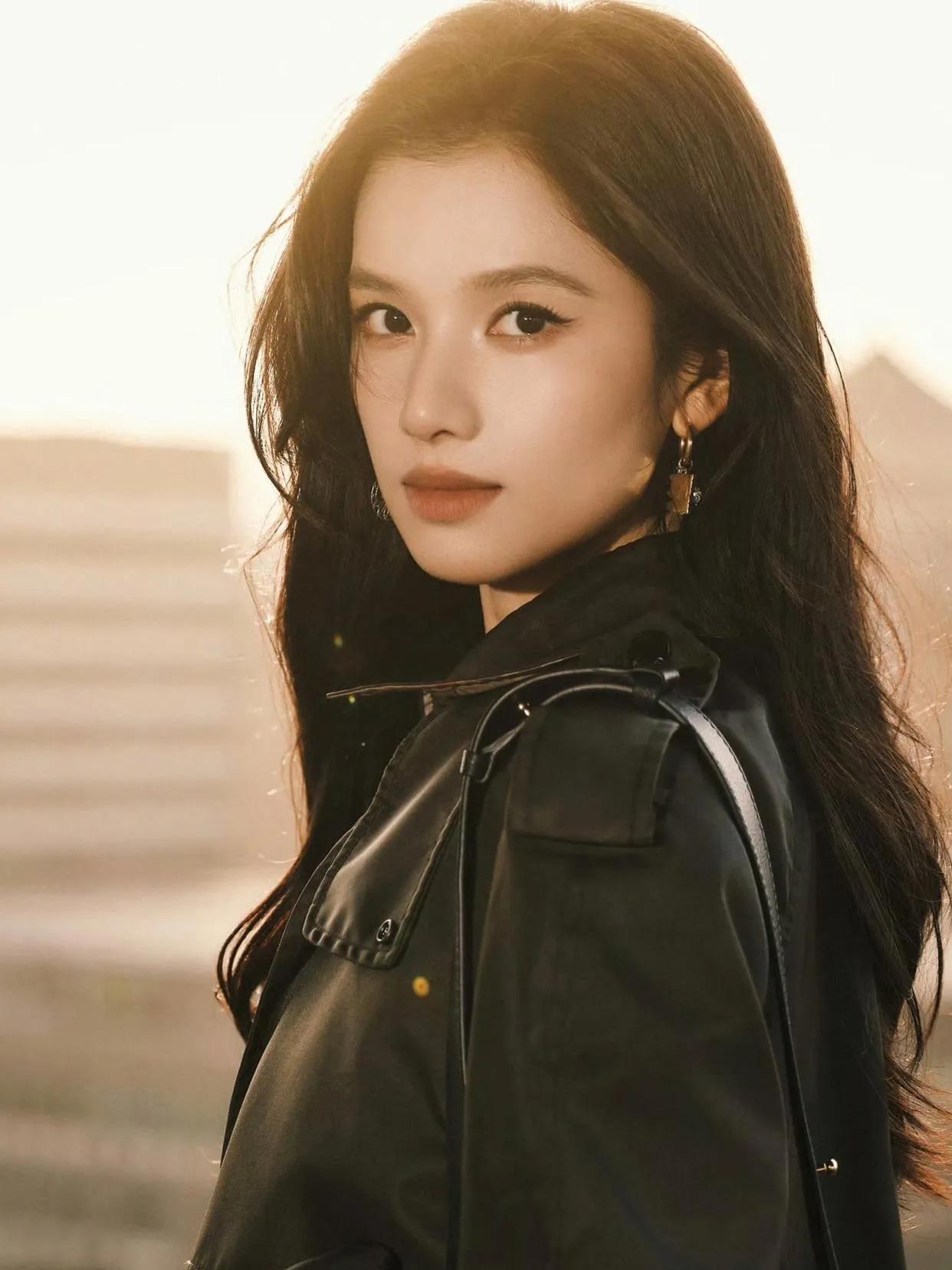 张婧仪这组图把秋日故事感焊在身上了！军绿风衣+逆光，美到自带滤镜谁懂张婧仪