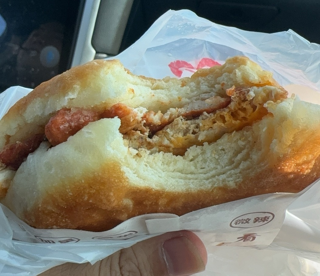 早上出门买了个烧饼回来，忘吃了。刚才出门想着当午饭吧。​​​