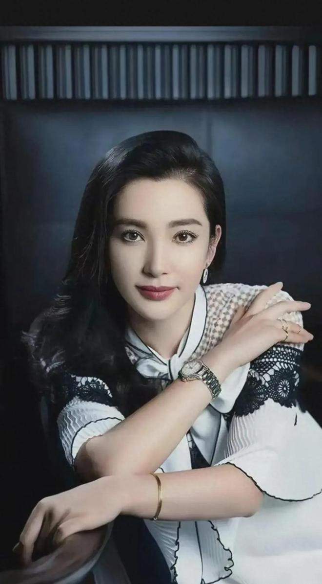 1995年，李冰冰拍了条广告，赚了26万。老板让她去广州拿钱，李冰冰心想