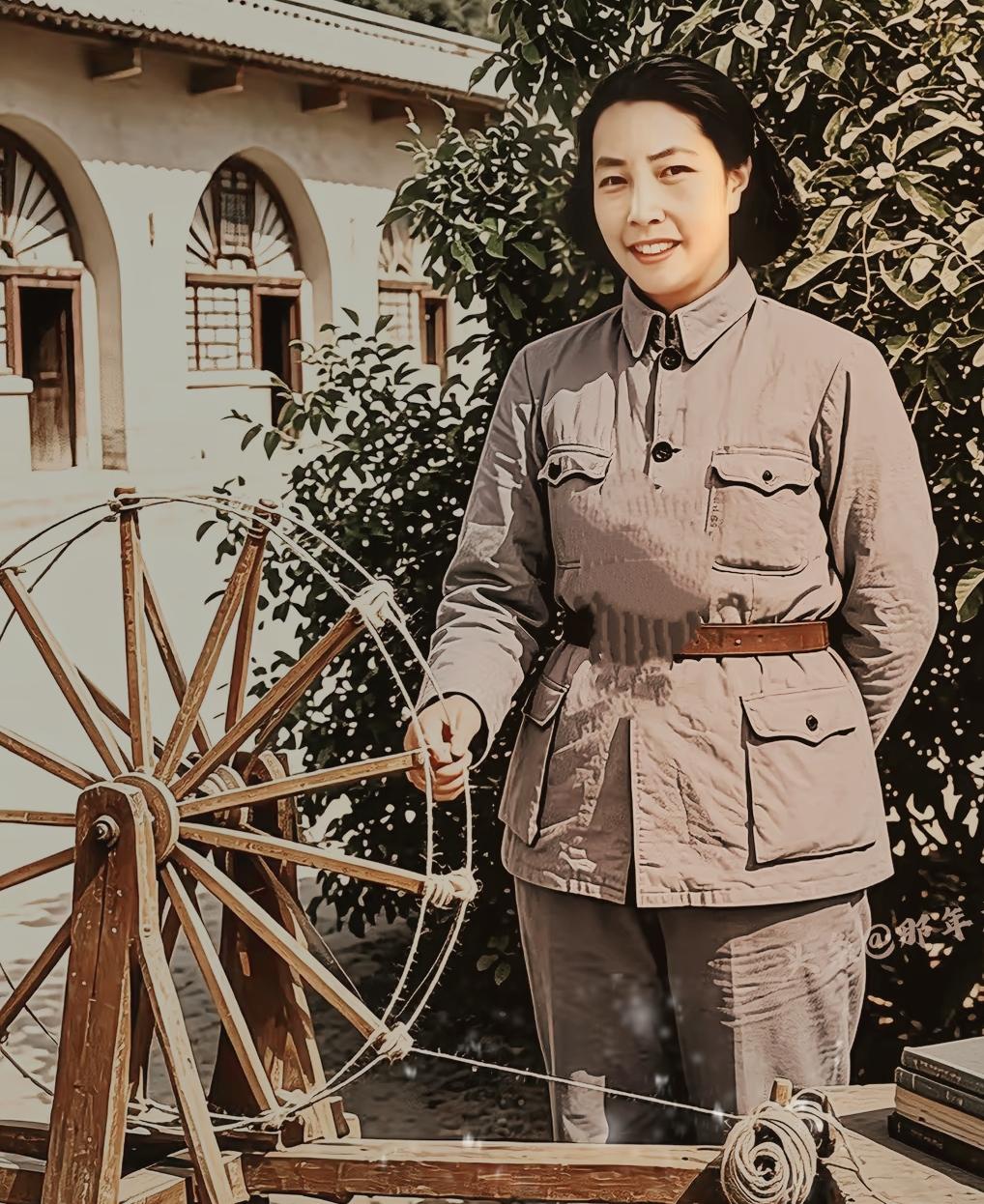 延安时期的浦安修究竟有多么的美好：她五官清秀，皮肤白皙，身材高挑，站在纺车旁，笑