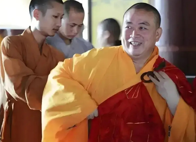 看了释永信，发现普通人是真的不配啊！仅仅他的一件云锦袈裟估计得16w以上。