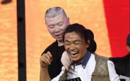 当年，王宝强拍完《天下无贼》后，拎着100多斤小米出现在冯小刚家，对冯小刚说：“