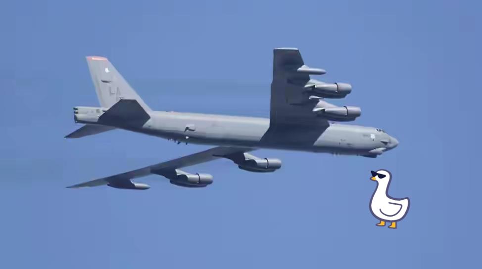 快讯快讯。美军轰炸机又来了！当地时间6日，两架美军B-52轰炸机再次接近委