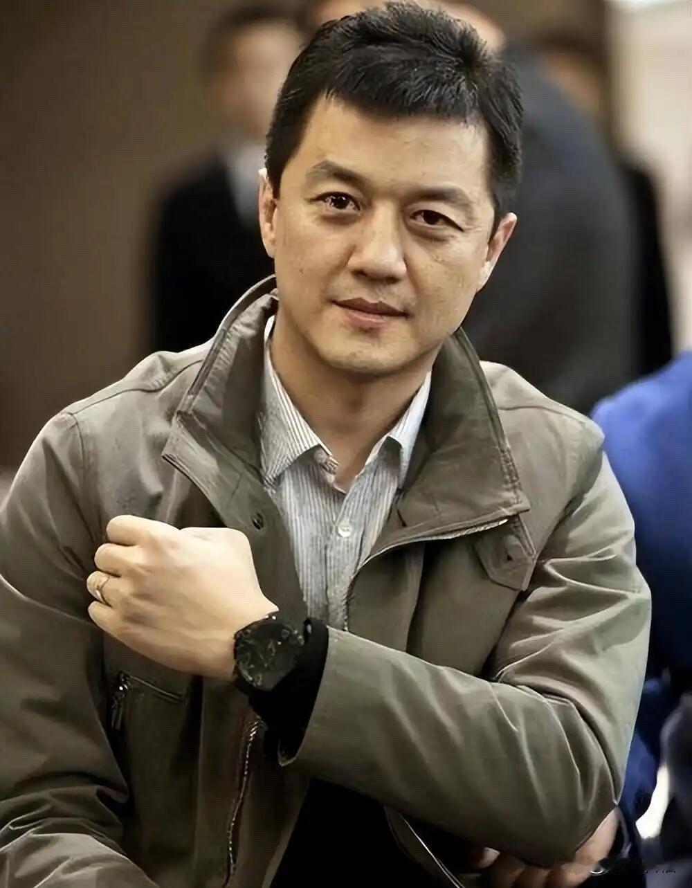 原来，李亚鹏为人处世深受父亲的影响，早年他在接受采访时，也曾多次提及自己的父亲。