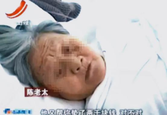 2024年广东一位75岁的老太太摔倒在地无人帮忙，她喊着“我不讹人”，公交司机好