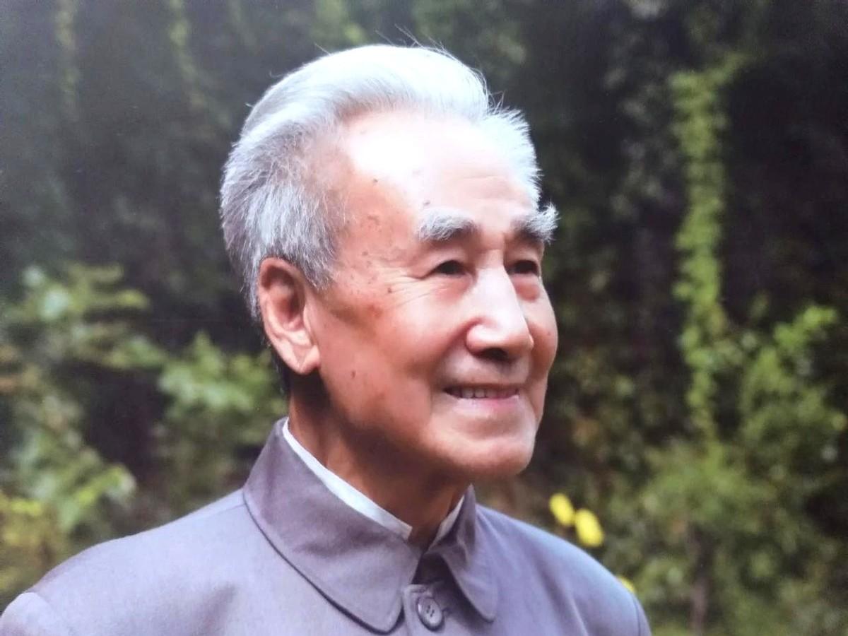 夜里睁眼到天亮的人，把呼吸停两秒就能捡回睡眠。中国中医科学院偷偷测过，人在两