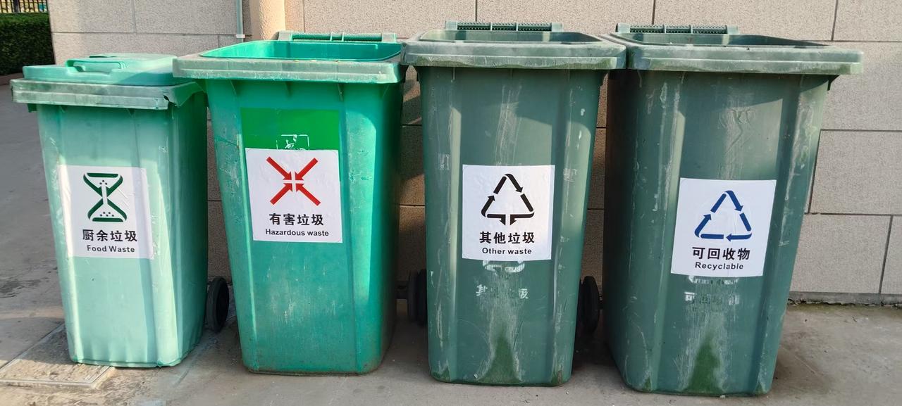 垃圾分类，标识易贴，效果难，最后都到垃圾焚烧炉了