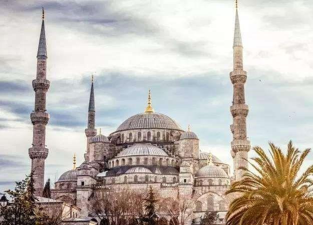 穿越时空的奇迹：圣索菲亚大教堂的辉煌与传奇在土耳其伊斯坦布尔的心脏地带，有一