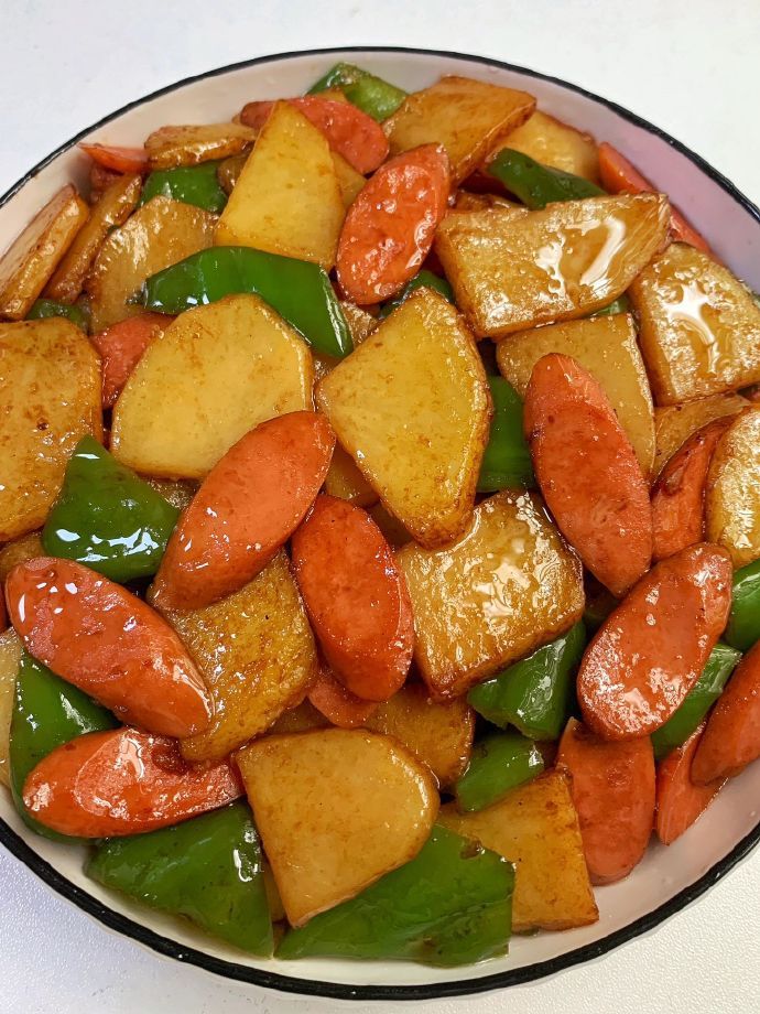 超级下饭的家常菜，今天晚餐长这样青椒火腿肠炒土豆片