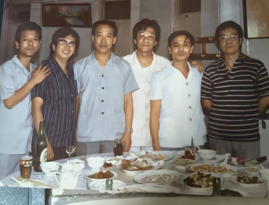这张摄于1986的照片记录了相声名家侯耀文在青岛收徒李炳杰的仪式现场：那时的侯耀