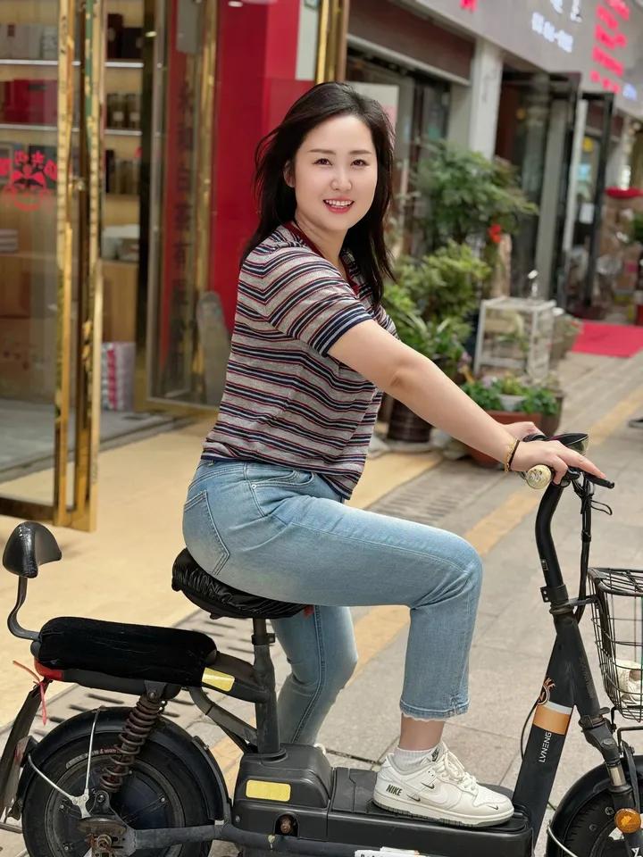 电动车上路必须戴头盔，你同意吗骑上小电驴。戴上小头盔安全出行棒棒哒。