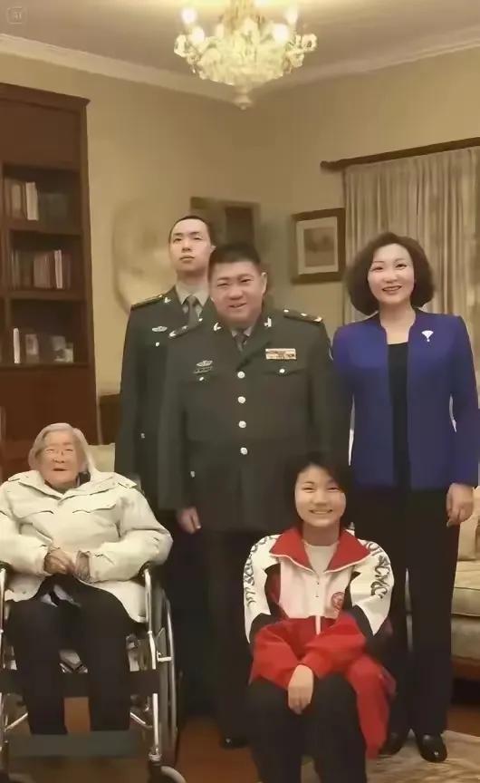 李敏和几个孩子的合影，一家人其乐融融，毛甜懿与母亲刘滨很像！最亲莫过于亲情，最