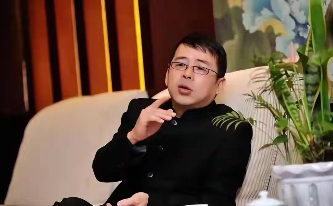 58岁的阿丘如今晚景十分凄凉。他曾是央视知名主持人，却因2020年发表不当言论被