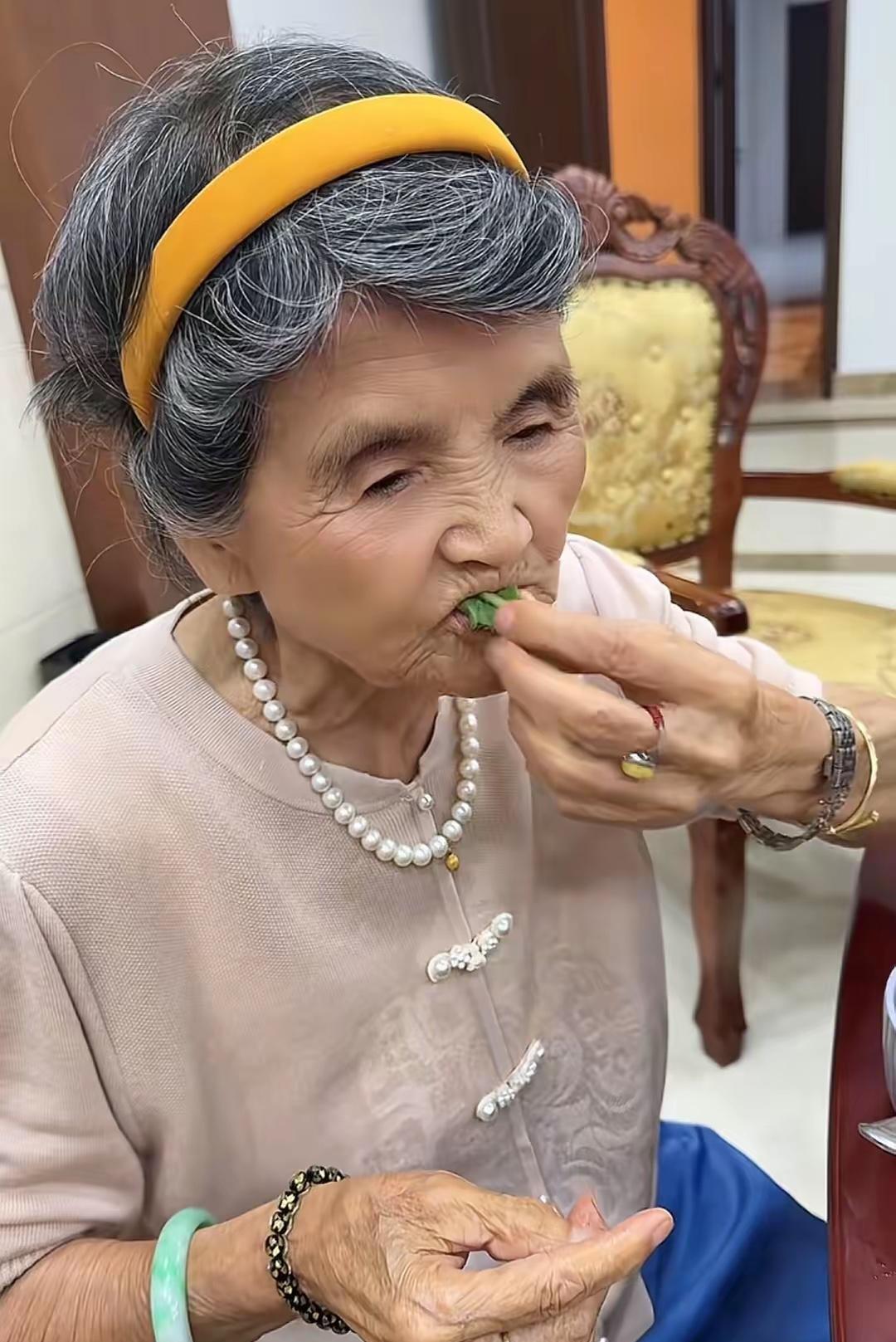 杨子妈妈92岁了，虽然穿金戴银到吃的也不过是野菜。人有再多钱又怎么样呢？还不是