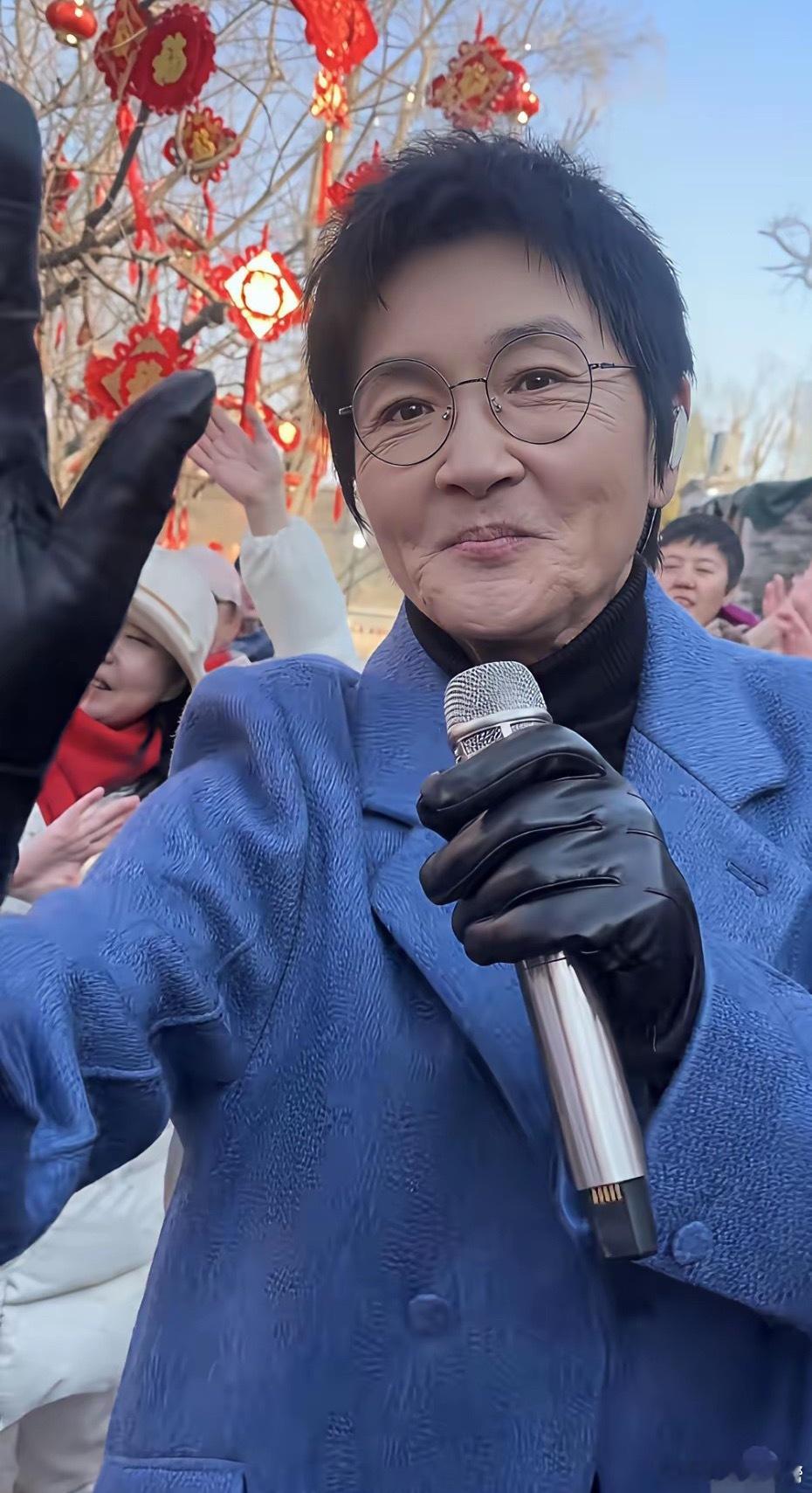 56岁的孙楠竟然老成这样，本人太瘦了满脸皱纹嘴巴瘪瘪的，穿着蓝色大衣像隔壁家的大