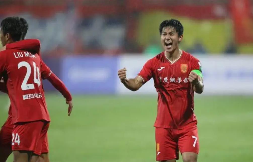 中甲"武磊接班人"，中超18场只进2球。他才22岁，就有人说进不了国家队了重庆