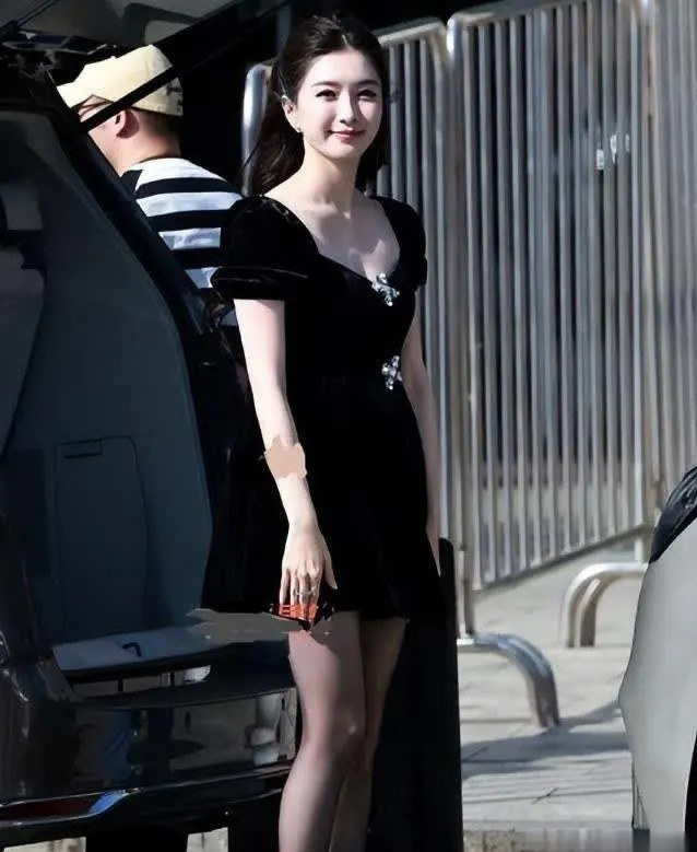 江疏影终于接受了年龄变化，黑丝配超短连衣裙秒变熟女！