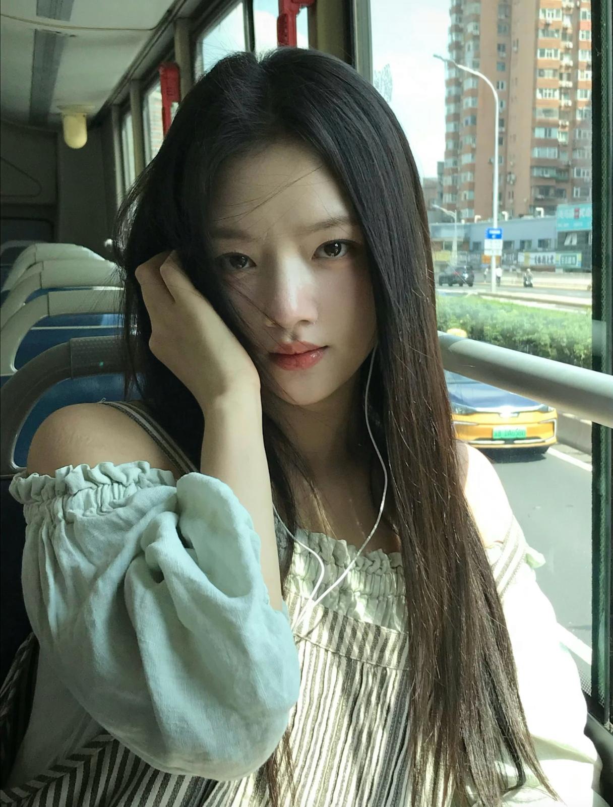 车内自然光抓拍，任敏素颜感妆容太耐看