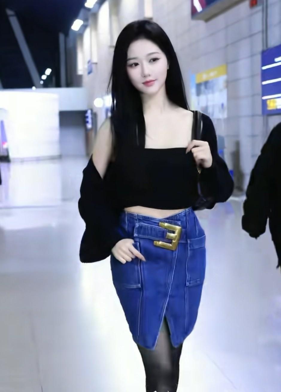 短剧情节走进现实岳雨婷因为没有品牌方邀请函被拒绝进入秀场岳雨婷2号高调发文称