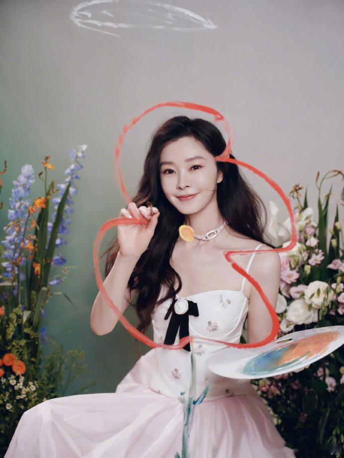 宋轶春日精灵 宋轶仙女系穿搭模板宋轶这组写真春日氛围绝了✨吊带碎花配粉纱裙，满