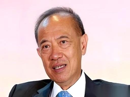 新加坡一哥们儿，前外长，算是把皇帝的新衣给扯下来了。他说，别看老美天天咋咋呼呼