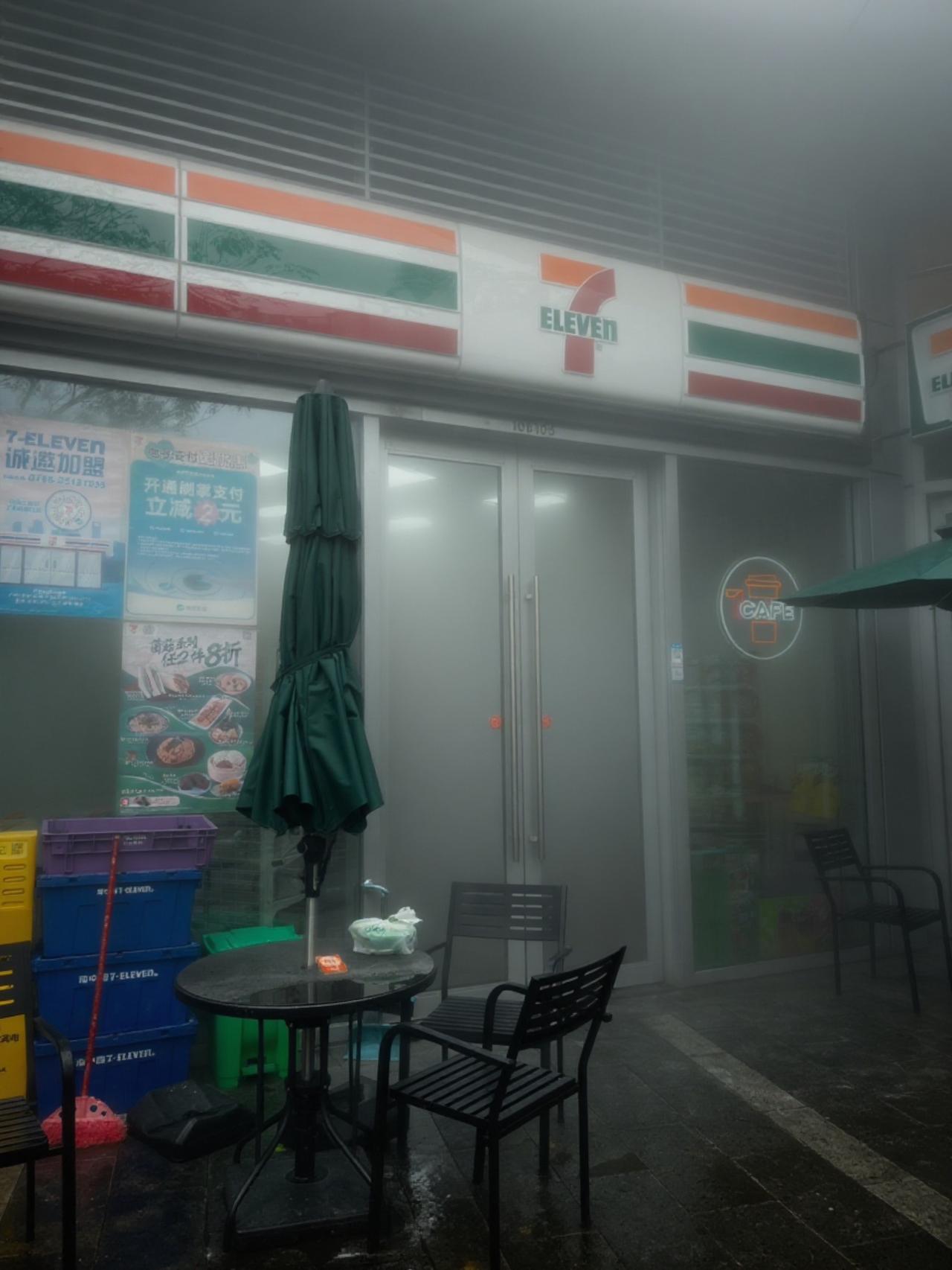 最近拍到的适合拍车背景，便利店确实无敌！改装车文化摄影拍车