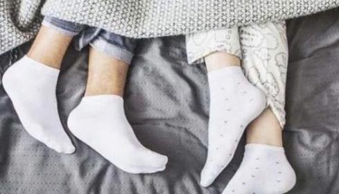 医生发现：天冷坚持穿袜子睡觉的脑梗病人，不用多久，或有5好处随着气温逐
