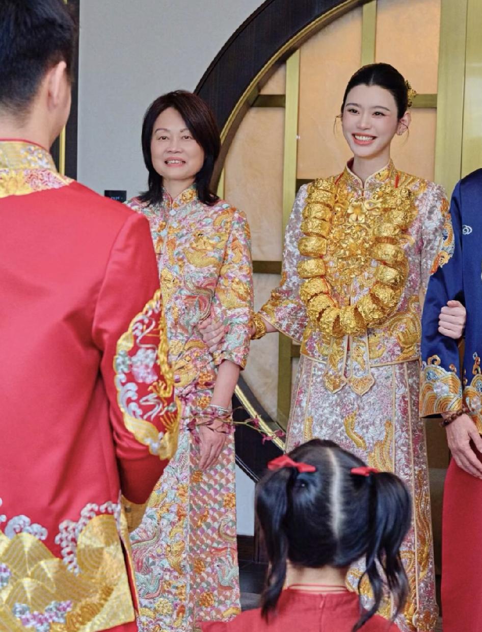 其实你们都误会了。奚梦瑶没有一直在结婚，她这次是婚礼后的答谢宴。她这次戴22