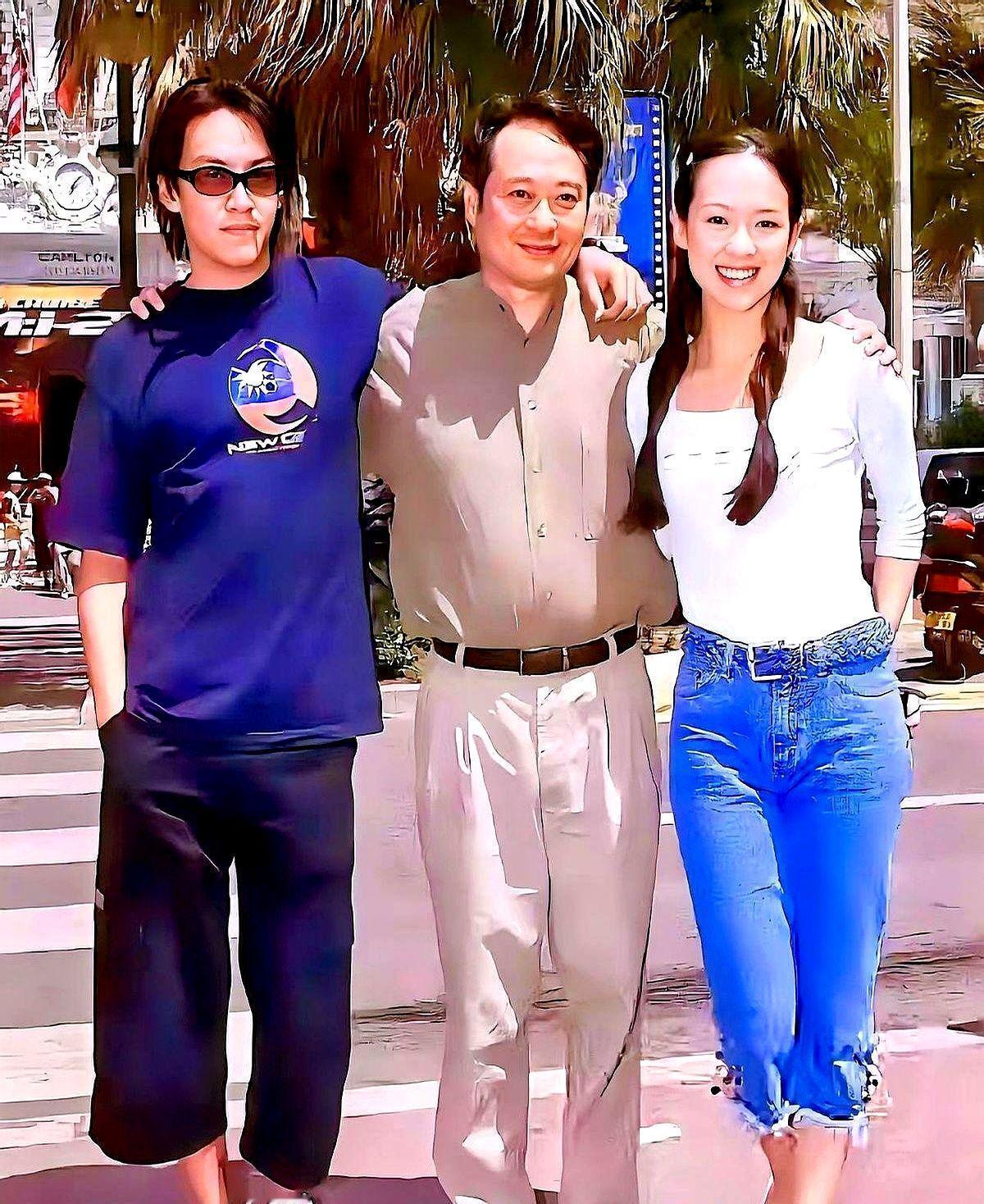 21岁，一条牛仔裤，走上戛纳红毯。礼服没到，她没等，没改，没躲。没人问她穿啥