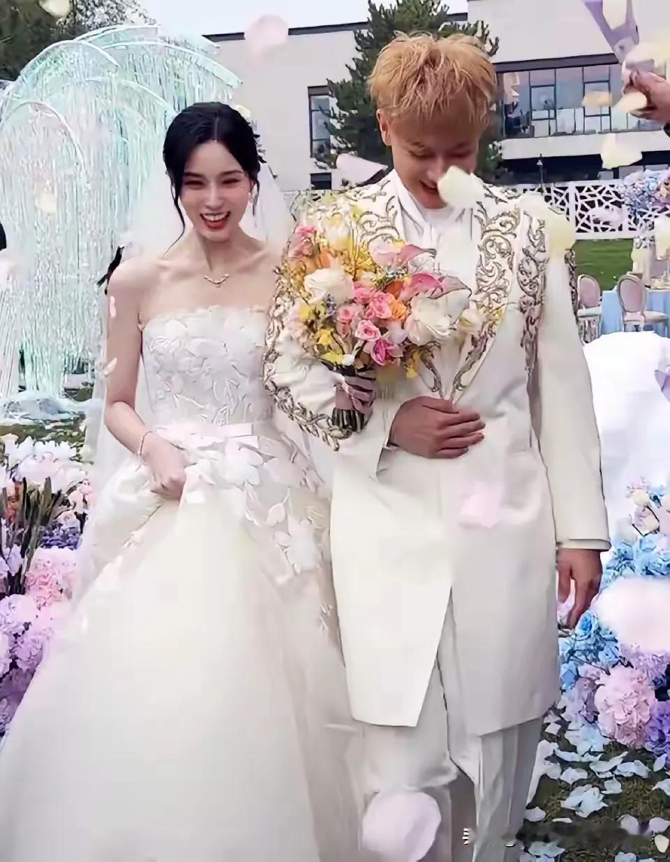 “黄子韬婚礼乱糟糟的，像县城婚礼”，这都是什么审美啊！有人吐槽徐艺洋的婚纱不
