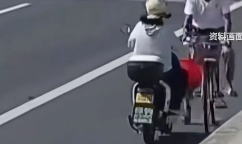 河南，一大爷骑自行车逆行和骑电动车的女子相撞，掏出残疾证表示自己是盲人。发视频