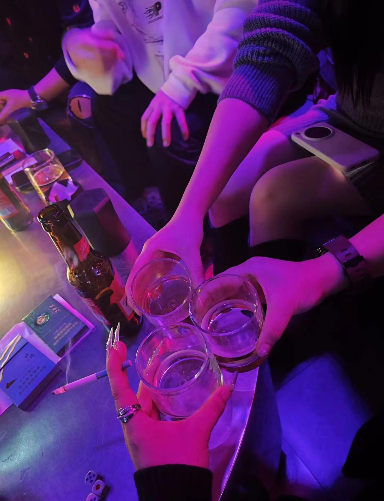 酒和人一样，淡了没味，浓了上头，喝着喝着，忽然味道就不对了.....