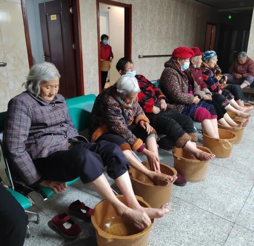 近日，据央视新闻报道，一起震惊社会的诈骗案件引发广泛关注。犯罪团伙以“免费体检”