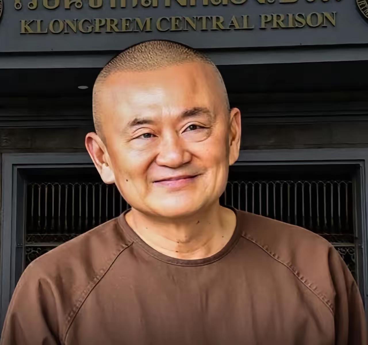 他信虽身着囚服，但却展露出标志性微笑，与森严的铁窗形成戏剧性反差。与此同时，