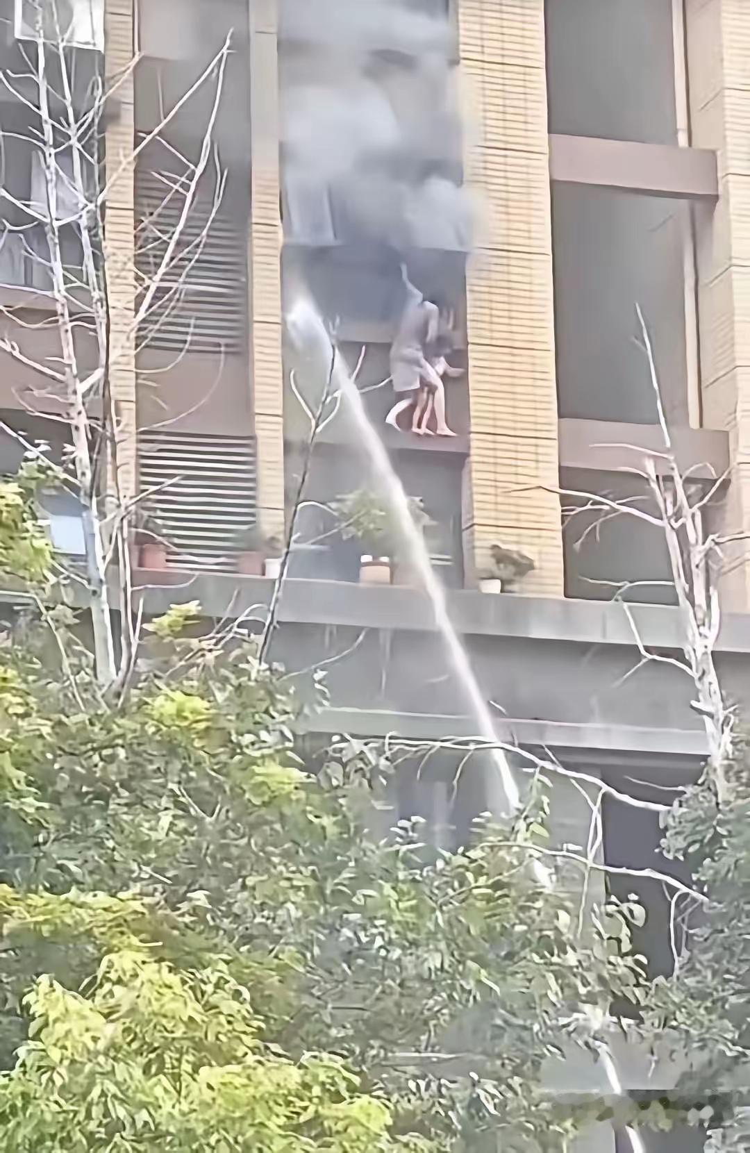 在连云港火灾母女坠楼中有个疑惑的事:消防人员从一楼到破门用了5分钟，这个速度还不